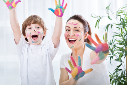 Child painting with Au Pair